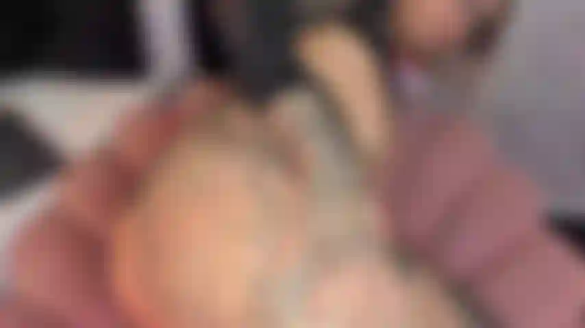 Wenn du siehst, wie sich mein sexy arsch öffnet, wirst du sofort hart, aber was ich wirklich will, ist, deinen schwanz in meinem mund zu spüren, jeden zentimeter von dir zu schmecken und jeden tropfen deines heißen spermas zu schlucken.