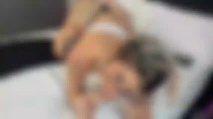 Schau dir meinen sexy heißen arsch an, wie ich mich nach vorne beuge, während ich jeden zentimeter deines harten schwanzes lutsche. Ich werde ihn hüpfen lassen, damit du dich wie im wahren paradies fühlst.