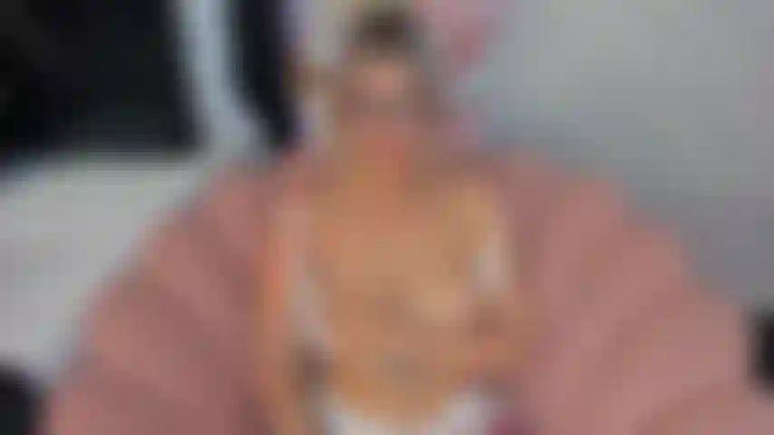 Meine lippen gleiten über jeden zentimeter deines schwanzes und machen ihn hart wie einen stein. Wenn du es nicht mehr aushältst, fick mich tief in meine nasse muschi, bring mich vor lust zum schreien und fülle mich mit deiner milch.