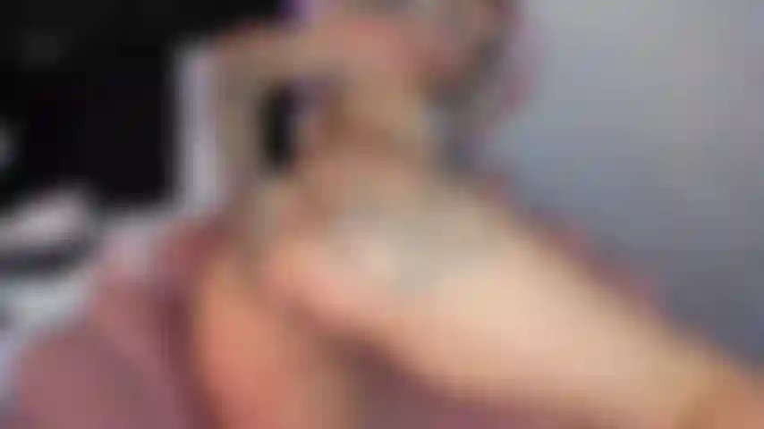 Fühle, wie eng mein arsch ist, während dein schwanz mich vollständig ausfüllt. Dann zieh ihn raus und fick meine feuchte muschi, bis du es nicht mehr aushältst und in mir explodierst.