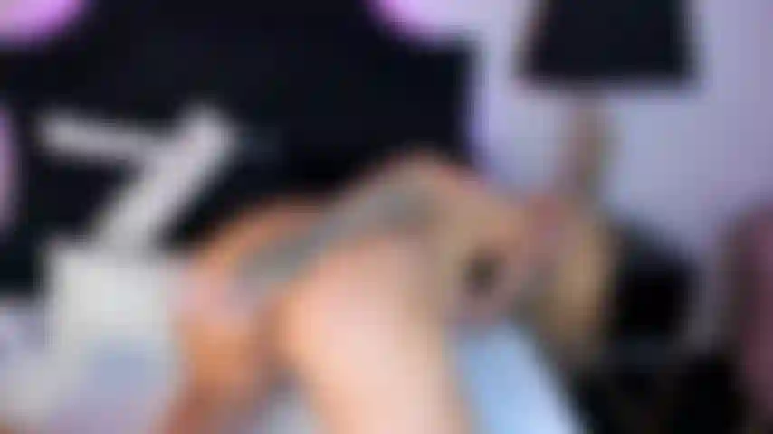 Komm und genieße es zuzusehen, wie ich meinen arsch ficke, während mein vibratorspielzeug meine rosa muschi befeuchtet.