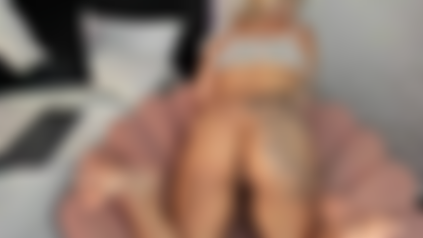 Mein über das sofa gebeugter arsch macht deinen schwanz hart, aber ich möchte ihn bis zu deinen eiern lutschen und dich explodieren lassen und mir dein sperma in den mund geben.