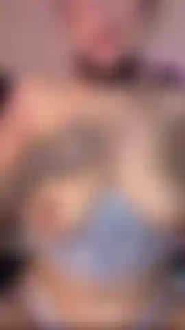 Meine großen titten sind bereit, deinen harten schwanz zu ficken. Die vibrationen meines spielzeugs machen meine muschi sehr heiß, meine beine zittern vor lust, die ich mir selbst gebe, indem ich gleichzeitig ficke und mit meiner domi spiele.