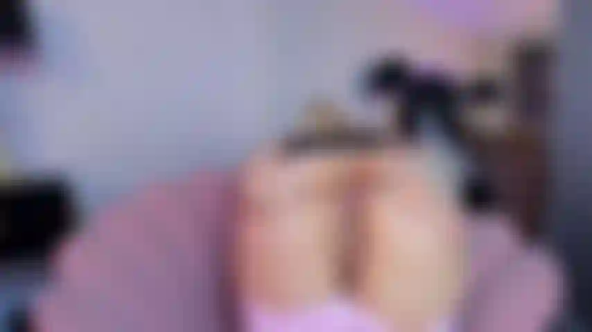 Dieses sofa passt perfekt zu meiner rosa muschi. Hier ist alles für dich. Es ist sehr nass und heiß.