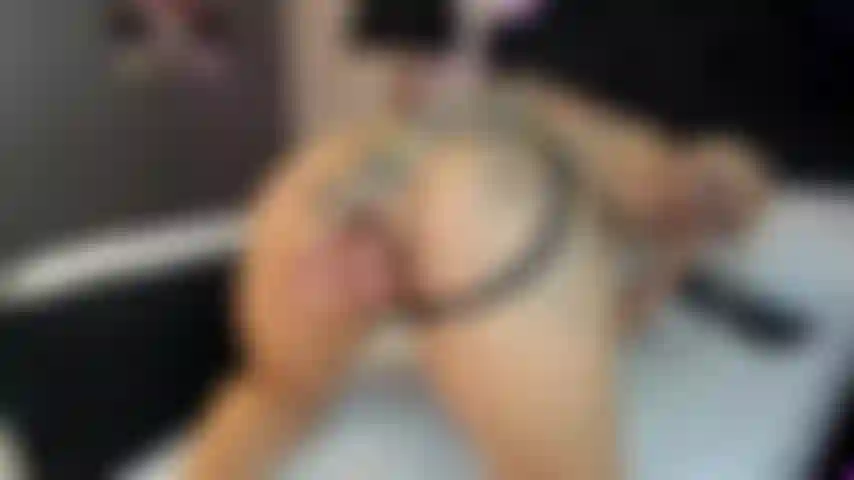 Genieß meinen arsch, während ich dir einen blase, und dann lass mich spüren, wie tief ich diesen schwanz in meine muschi vergraben habe.