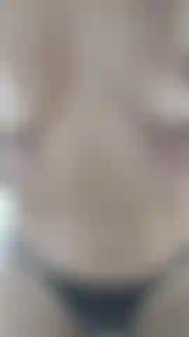 Ein ungezogenes mädchen in der badewanne.