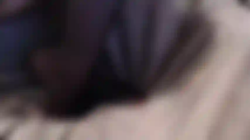 Nackte füße aus nylons ausziehen.