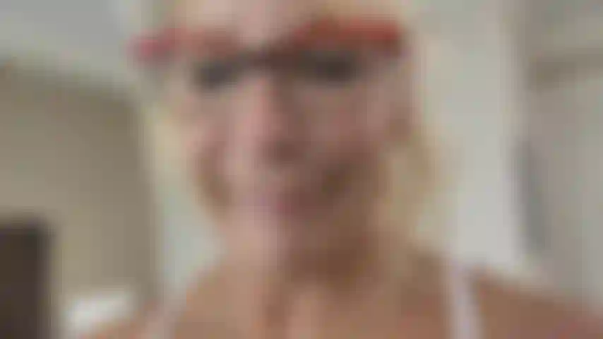 Die einem wunderschönen bbc einen unvergesslichen bj gibt.