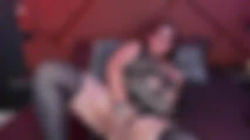 Schau, wie meine rosa pussy gefickt wird und lasse mich vom orgasmus mitreißen.