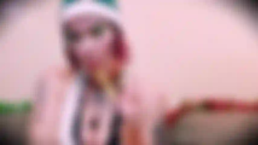 Fonda, die elfe, lutscht schlampig ihr weihnachtsleckerli.