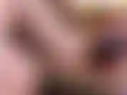 Ein großes, böses drachenspielzeug und zehen.