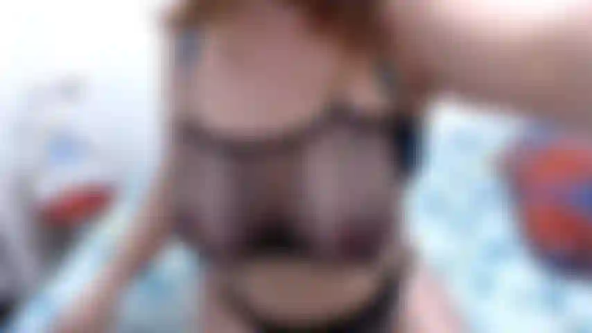 Zweiter teil: füße! Lecken, lutschen, spucken, mit meinen füßen spielen.