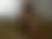 Schau mich mit und ohne meinen gelben tanga beim modeln bei einem fotoshooting für meine ersten nackten fotogalerien an.