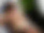 Bikini-streifen in einem öffentlichen bereich des pools eines swingerhotels.