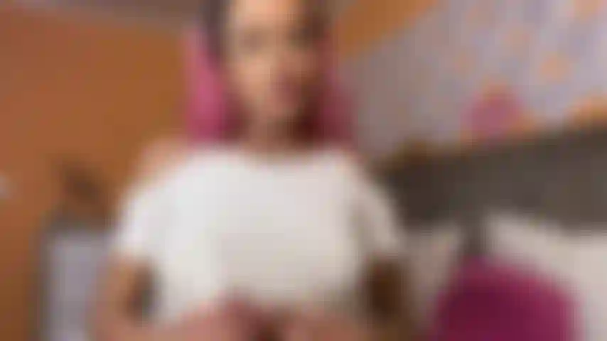 Die mit ihren brüsten spiele und ihre brustwarzen lecke.