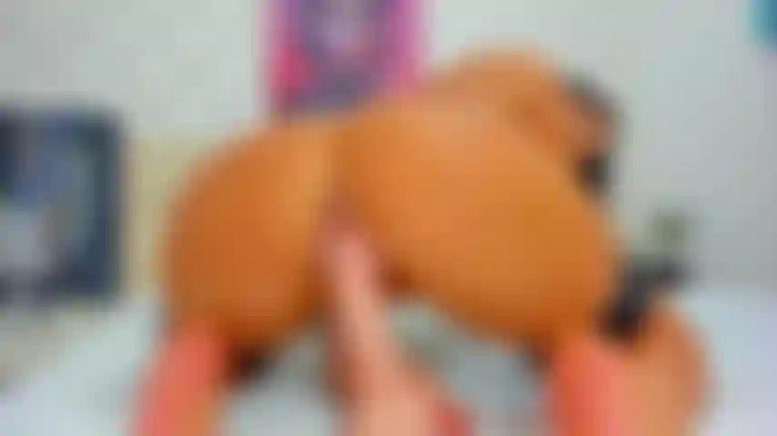 Ich reite auf einem riesigen spielzeug, als gäbe es kein morgen, ich werde dich so schnell zum kommen bringen.