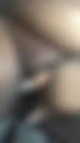 Nach 72 stunden arbeit bin ich müde und brauche eine dusche, um mich zu entspannen. Pov-fußflex-szene inklusive beindehnung und wasserspritzer auf die muschi.