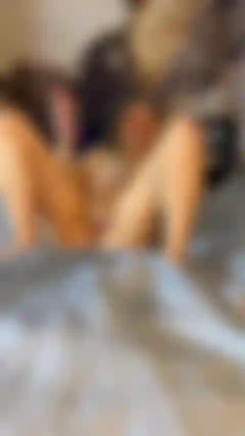 Der dildo bringt mich dazu, über das bett zu spritzen.