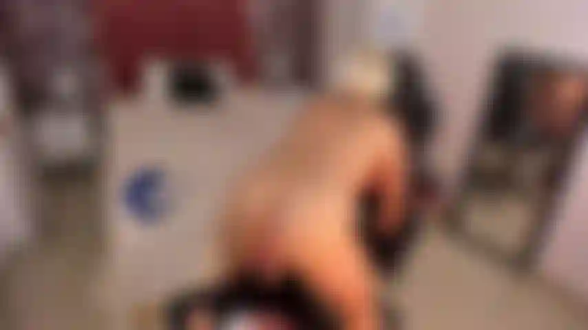 Reite einen dildo auf dem tisch!!!