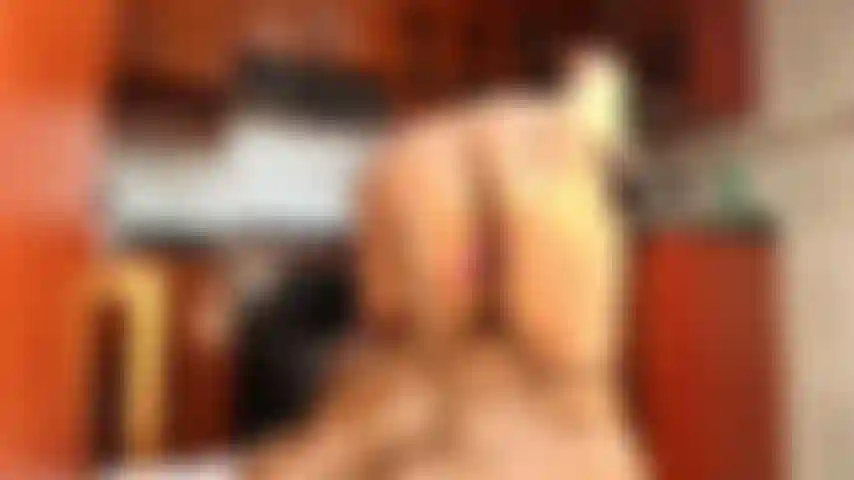 Die mit einem großen arsch auf einem großen schwanz sitzt.