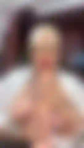 Ich masturbiere mit dem dildo und berühre meine titten, wie reisig sich das anfühlt.