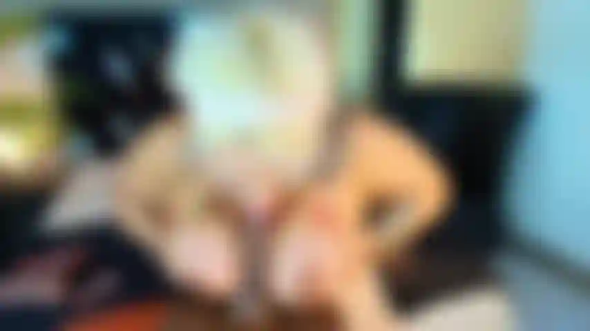 Ich ficke den dildo mit meinen großen reifen titten.