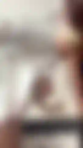 Die sekretärin fickt ihre reife muschi im büro.