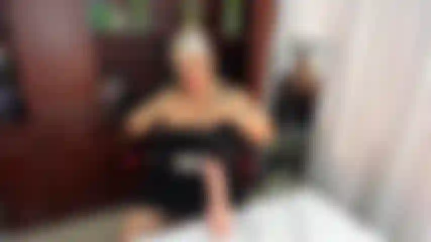 Eine reife chefin fickt ihren dildo in ihrem büro, um ihre lust zu stillen.