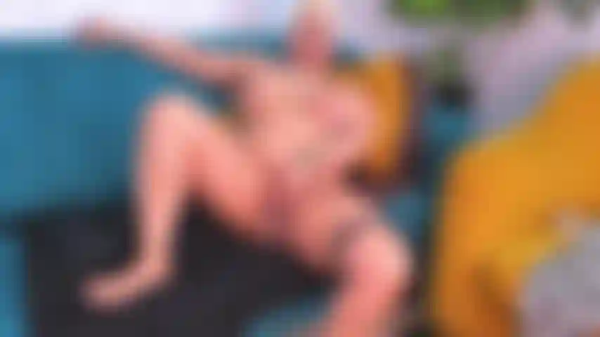 Reite den dildo und spiele mit meinen titten.