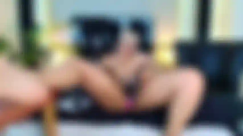 Eine heiße reife frau fickt sich selbst mit ihren interaktiven spielzeugen.