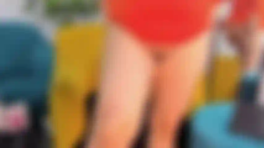 Ich lutsche meinen dildo und masturbiere meine muschi mit meinen fingern.