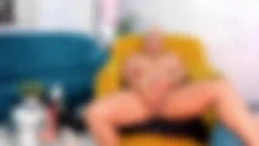 Ich warte darauf, dass sie gehen, und masturbiere mit meinen fingern meine saftige muschi.