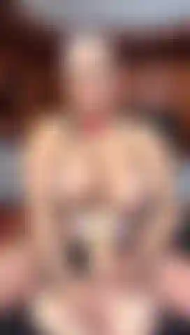 Ich masturbiere den oberkörper mit meinen händen und meinen titten.