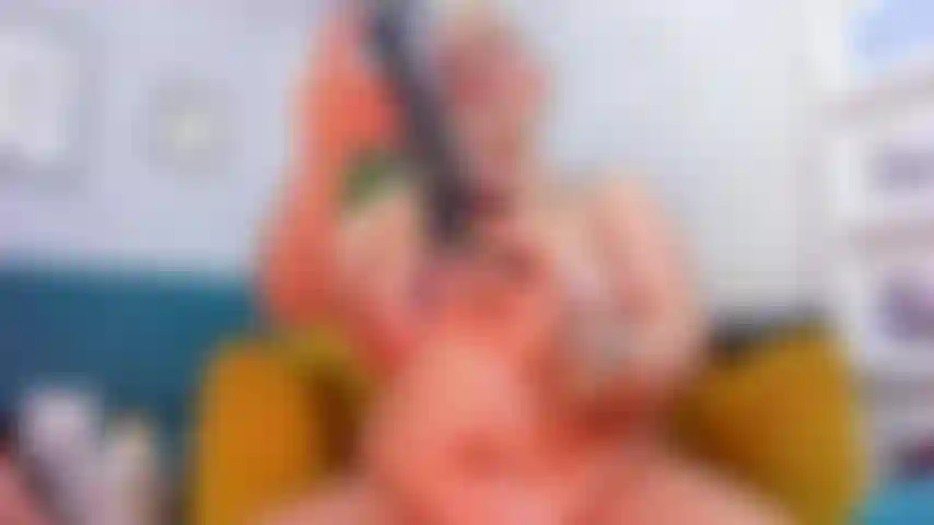 Masturbiere gerne im wohnzimmer meines hauses mit meinem schwarzen dildo.