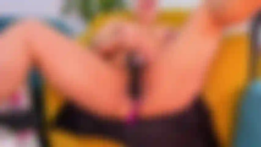 Ficke die muschi mit einem schwarzen dildo!!