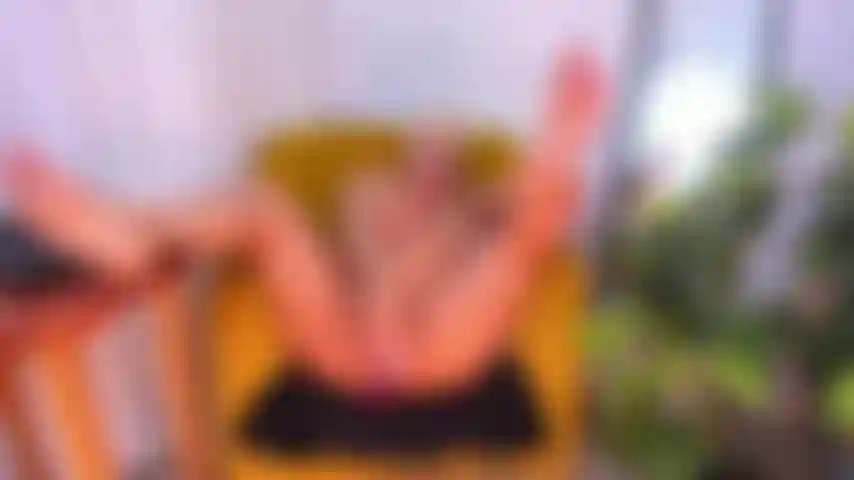 Ficke meinen dildo im wohnzimmer meines hauses.