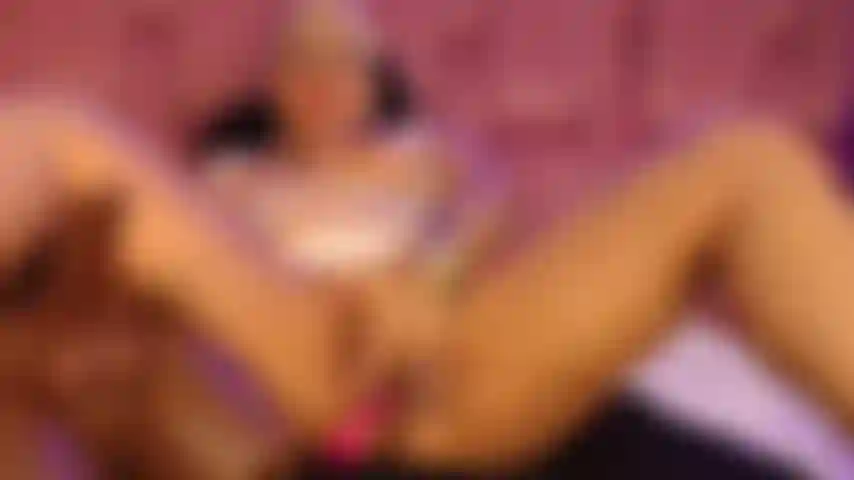 Ich ficke diese saftige muschi mit meinen fingern und meinem großen dildo.