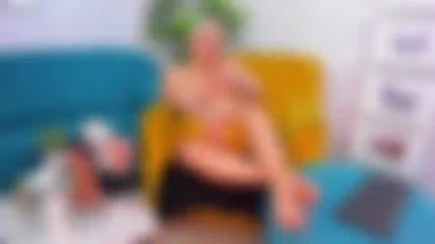 Ich ficke mich gerne im wohnzimmer meines hauses und habe gerne einen dildo in meiner saftigen muschi.