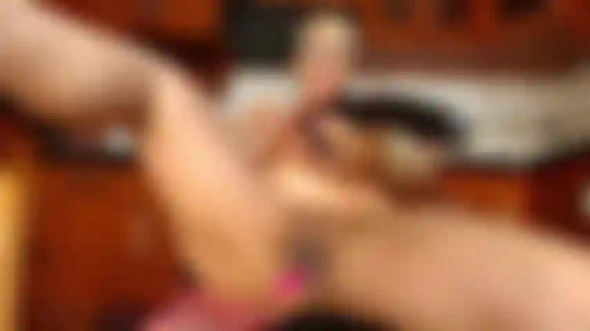 Ich ficke meine muschi mit dem schwarzen dildo.