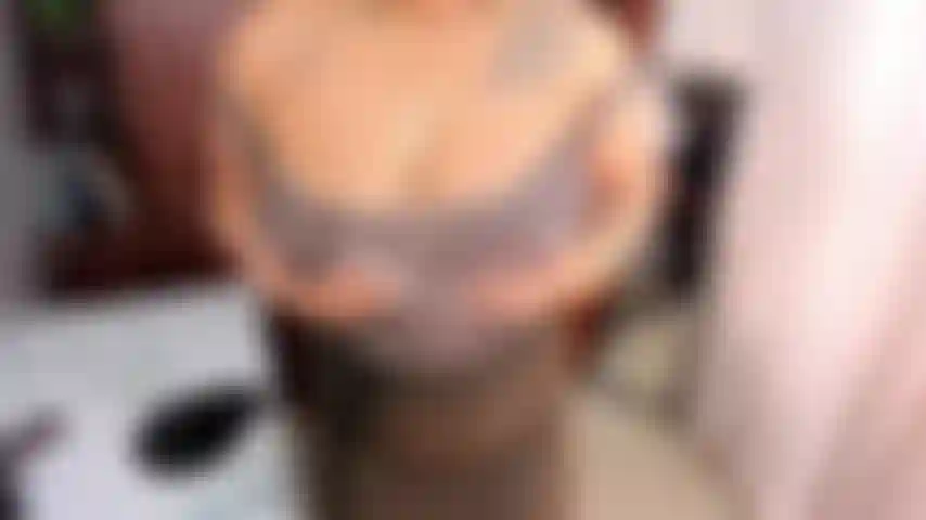 Der chef zieht sich aus und fickt ihre muschi im büro.