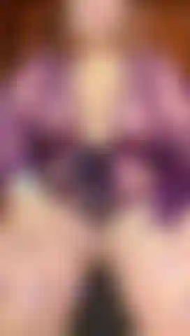 Die aufwärmt und ihre füße auf ihren schwanz legen möchte.