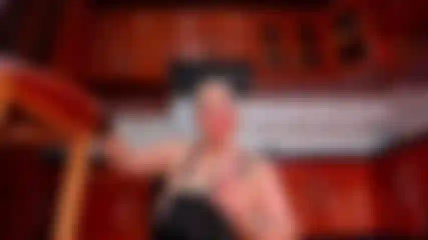 Die köchin lutscht gerne vor dem kochen einen dildo.