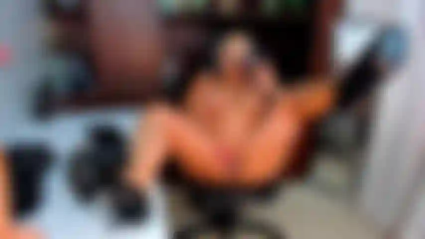 Die chefin macht sich im büro warm und fickt ihre reife muschi mit ihrem dildo.