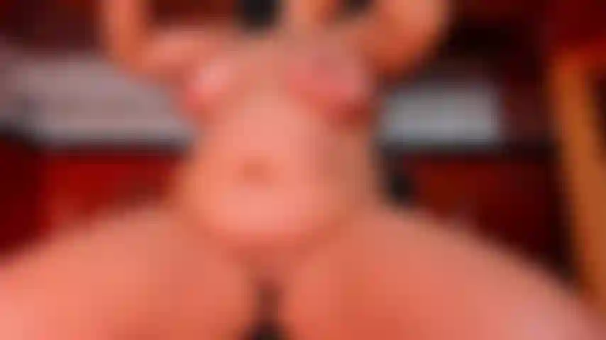 Eine köchin, die in der küche gefickt wird, bis sie spritzt.