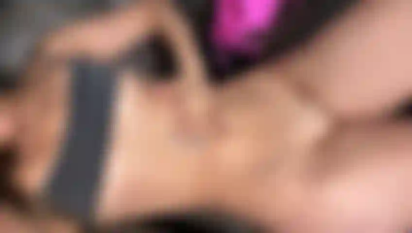 Wenn ich allein bin, liebe ich es, meinen körper zu berühren und mir vorzustellen, dass du es bist, dass es deine hände sind. Mmmm.