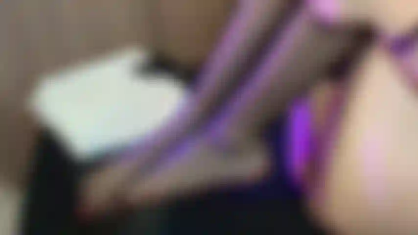 Sei eine sklavin zu meinen füßen und schau, als würde ich mit ihnen spielen.