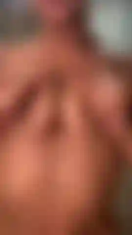 Unter der dusche werden meine titten empfindlicher.