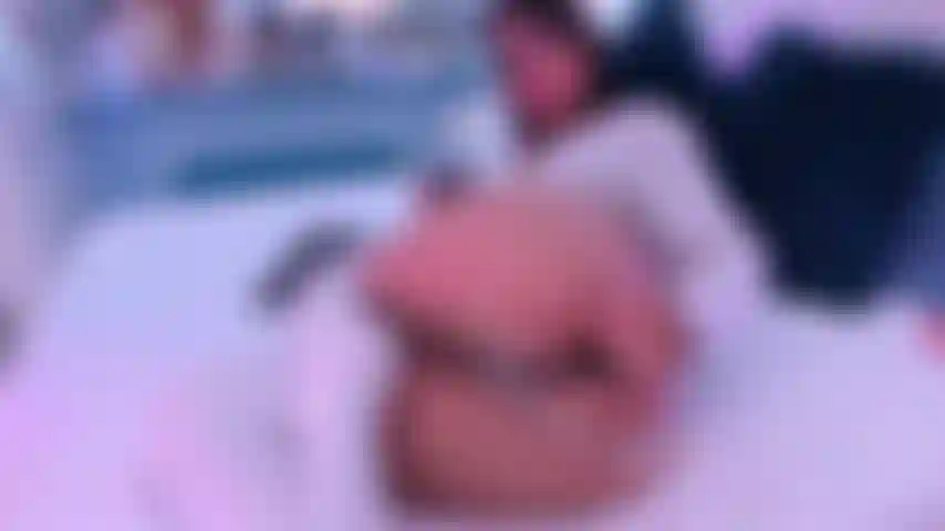 Möchtest du eine katze sehen, die tief im inneren mit ihrem schwanz spielt? Schalte diesen guten analsex frei!