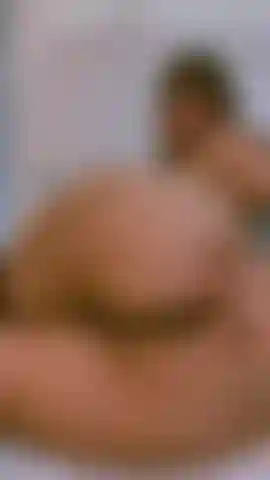 Ein großer saftiger arsch! Aber meine muschi will auch spaß.