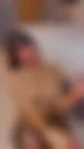 Erst ein bisschen öl auf meinem körper ... Dann ab unter die dusche.